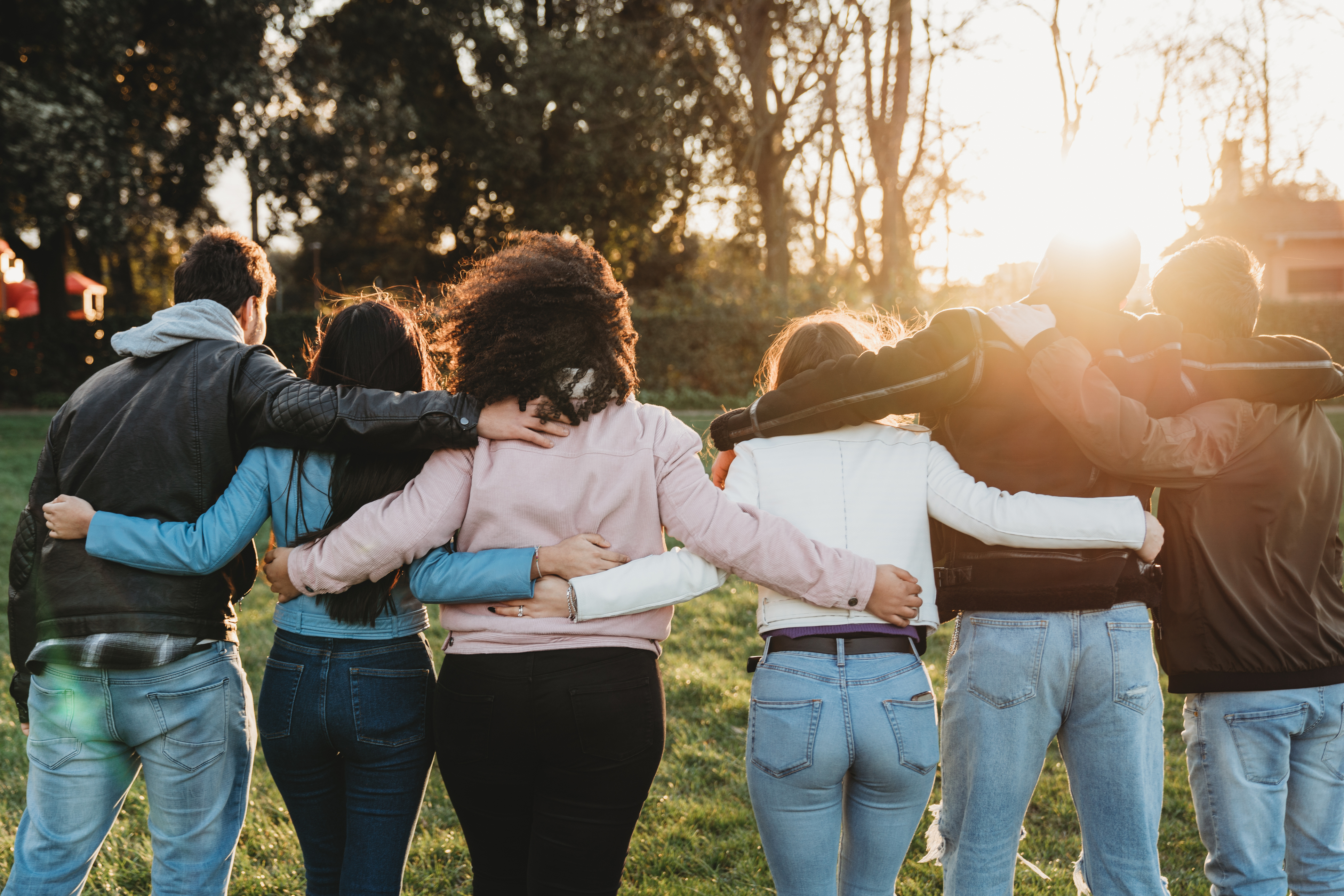 Photo six people from behind, linking arms